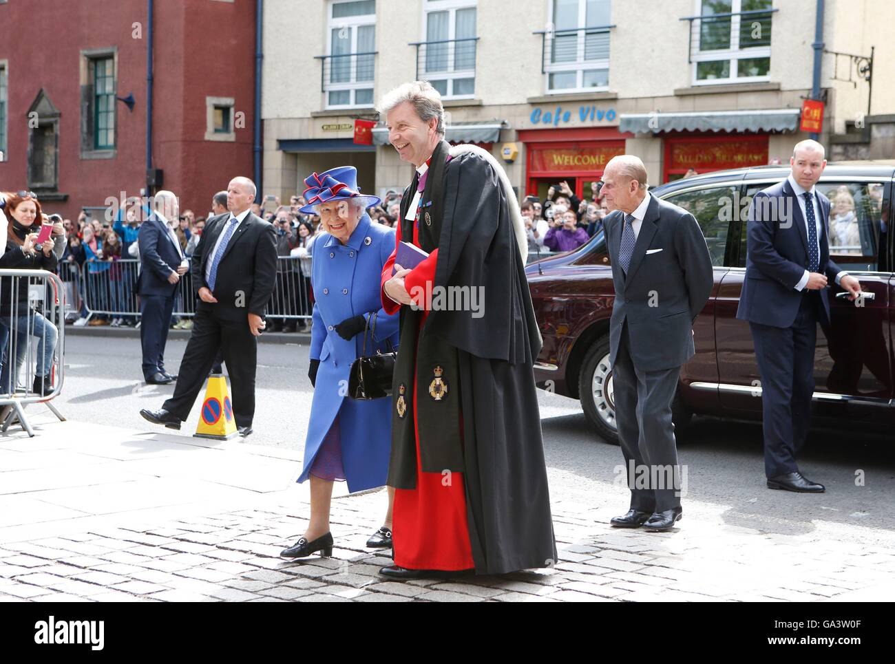 Königin Elizabeth II. wird von Reverend Neil Gardner, begrüßt, als sie mit dem Herzog von Edinburgh (zweiter von rechts) im Canongate Kirk in Edinburgh für einen sonntäglichen Gottesdienst ankommt. Stockfoto