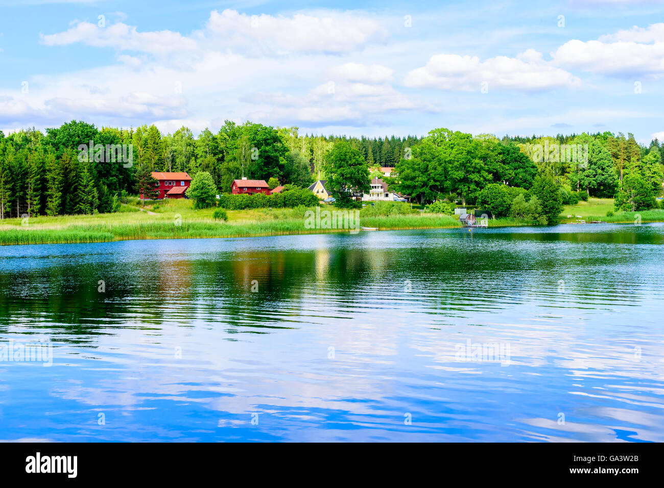 Ostergotland, Schweden - 20. Juni 2016: Unbekannt, kleinen Dorf in der schwedischen Landschaft. Fluß sanft vor und es Stockfoto