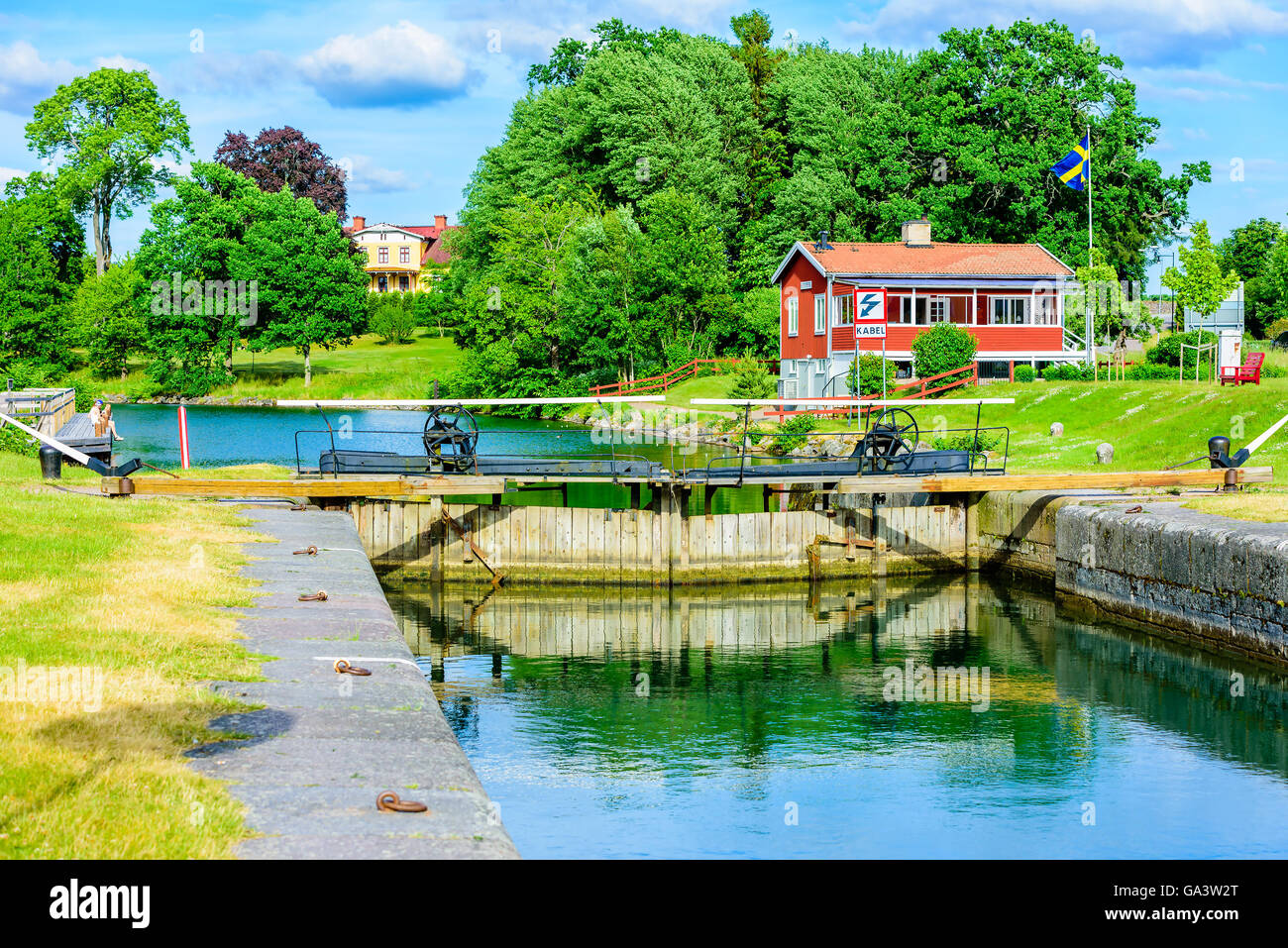 Borensberg, Schweden - 20. Juni 2016: Blick auf die Gota Canal mit einem geschlossenen Kanal sperren. Das Schloss ist eines der wenigen manuell maneuve Stockfoto