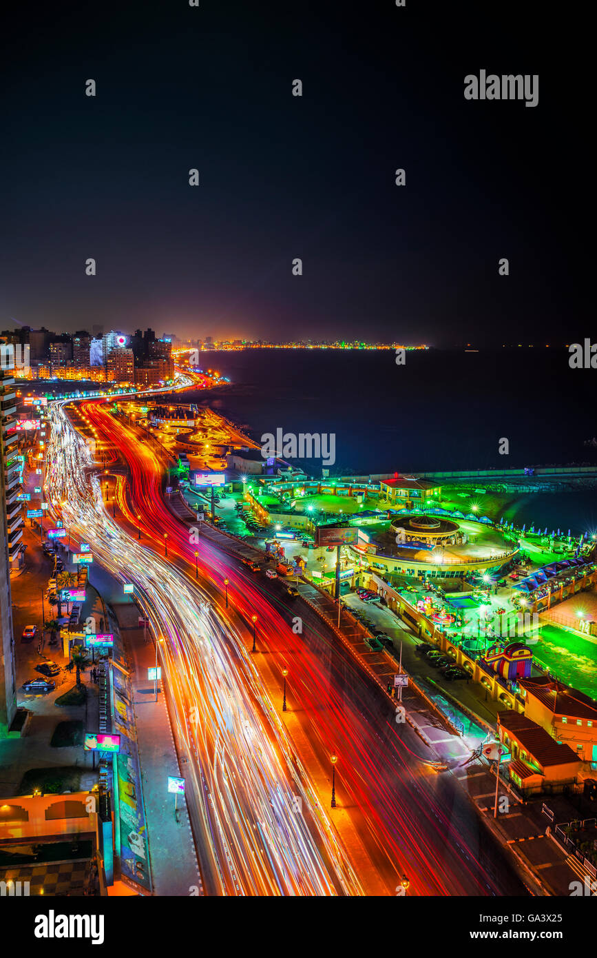 Langzeitbelichtung Nachtaufnahme von Stadt von Alexandria, Ägypten Stockfoto