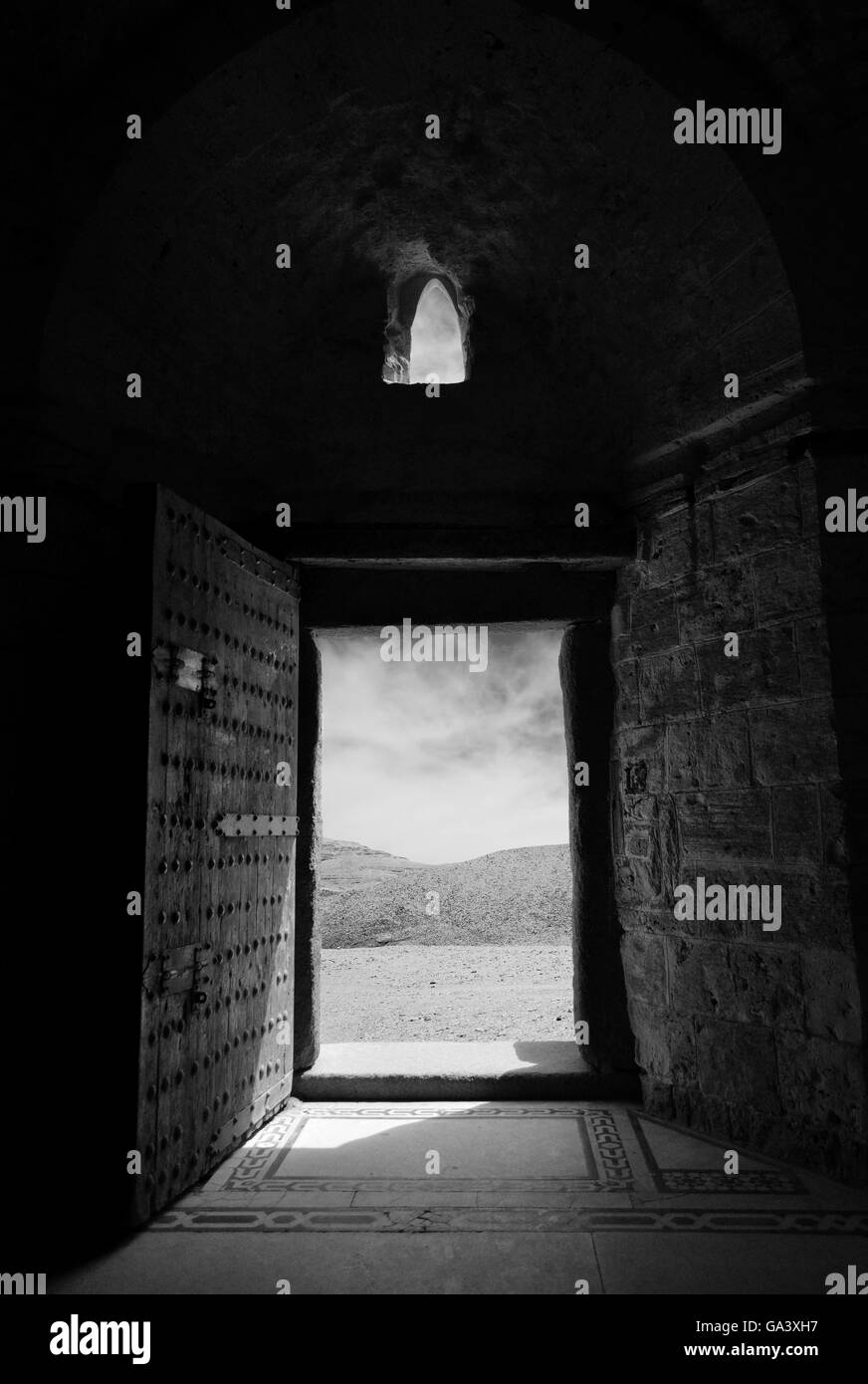 Monochromes Bild der Wüste Burg offenen Tür Stockfoto