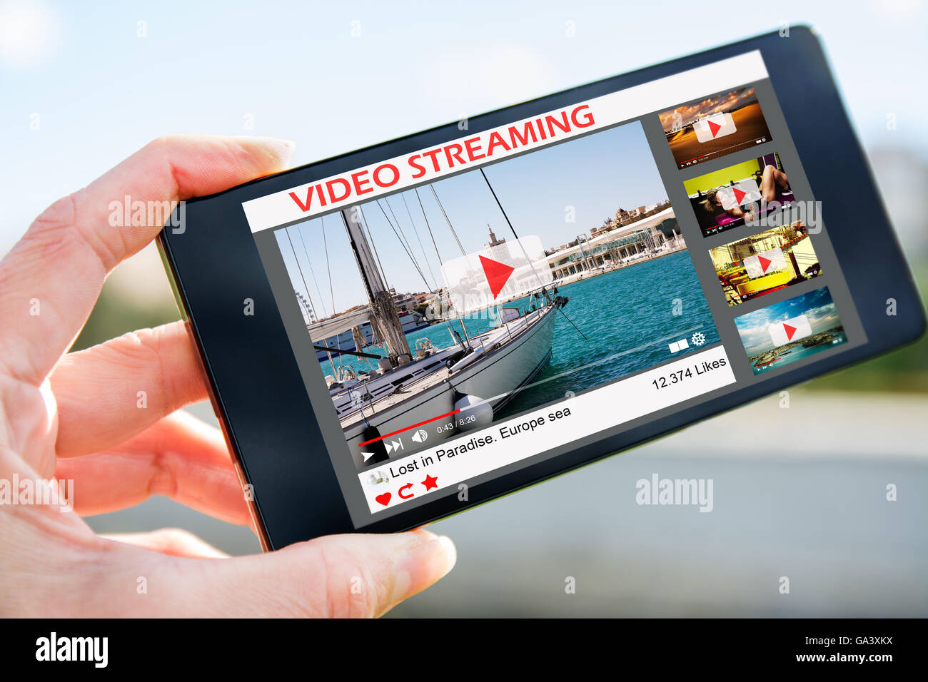 Frau Smartphone mit video-streaming, im park Stockfoto