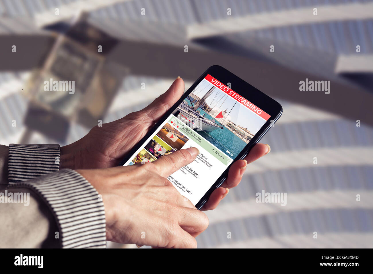 Business-Frau-Smartphone mit video-streaming, in der Stadt Stockfoto