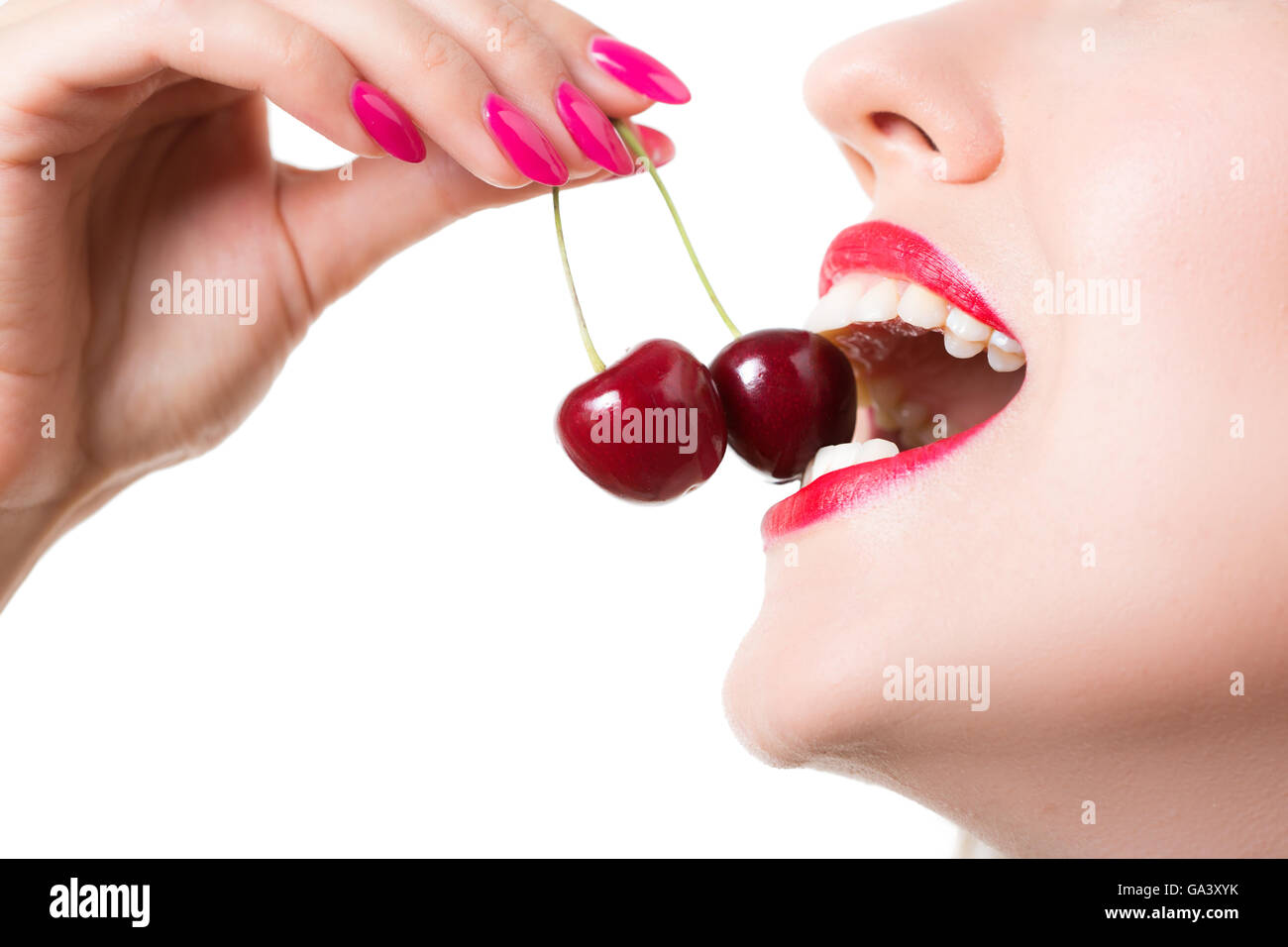Lippen und Zunge leckt zwei Beeren des Mädchens Stockfoto