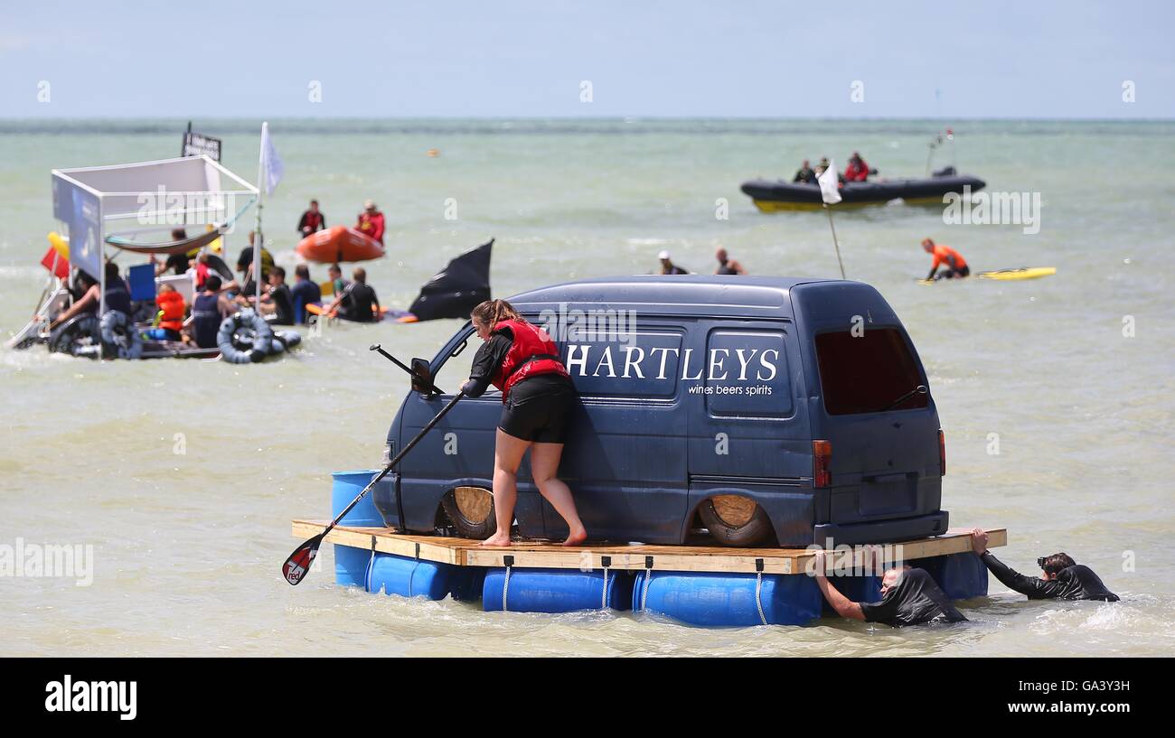 "Paddeln etwas ungewöhnliches" Rennen während das Paddel runden das Festival Brighton Pier. Stockfoto