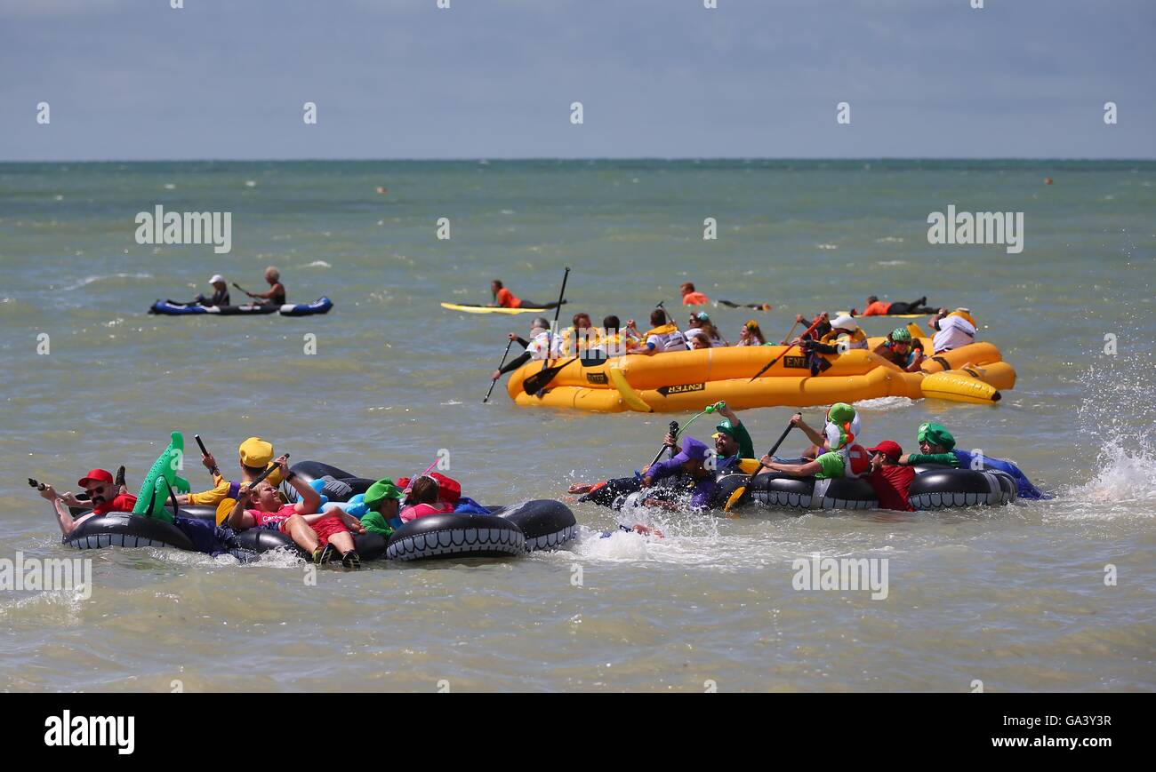 "Paddeln etwas ungewöhnliches" Rennen während das Paddel runden das Festival Brighton Pier. Stockfoto