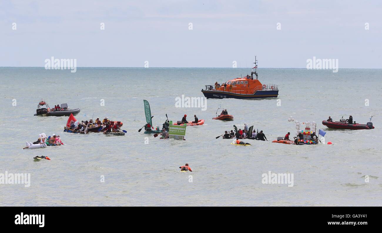 "Paddeln etwas ungewöhnliches" Rennen während das Paddel runden das Festival Brighton Pier. Stockfoto