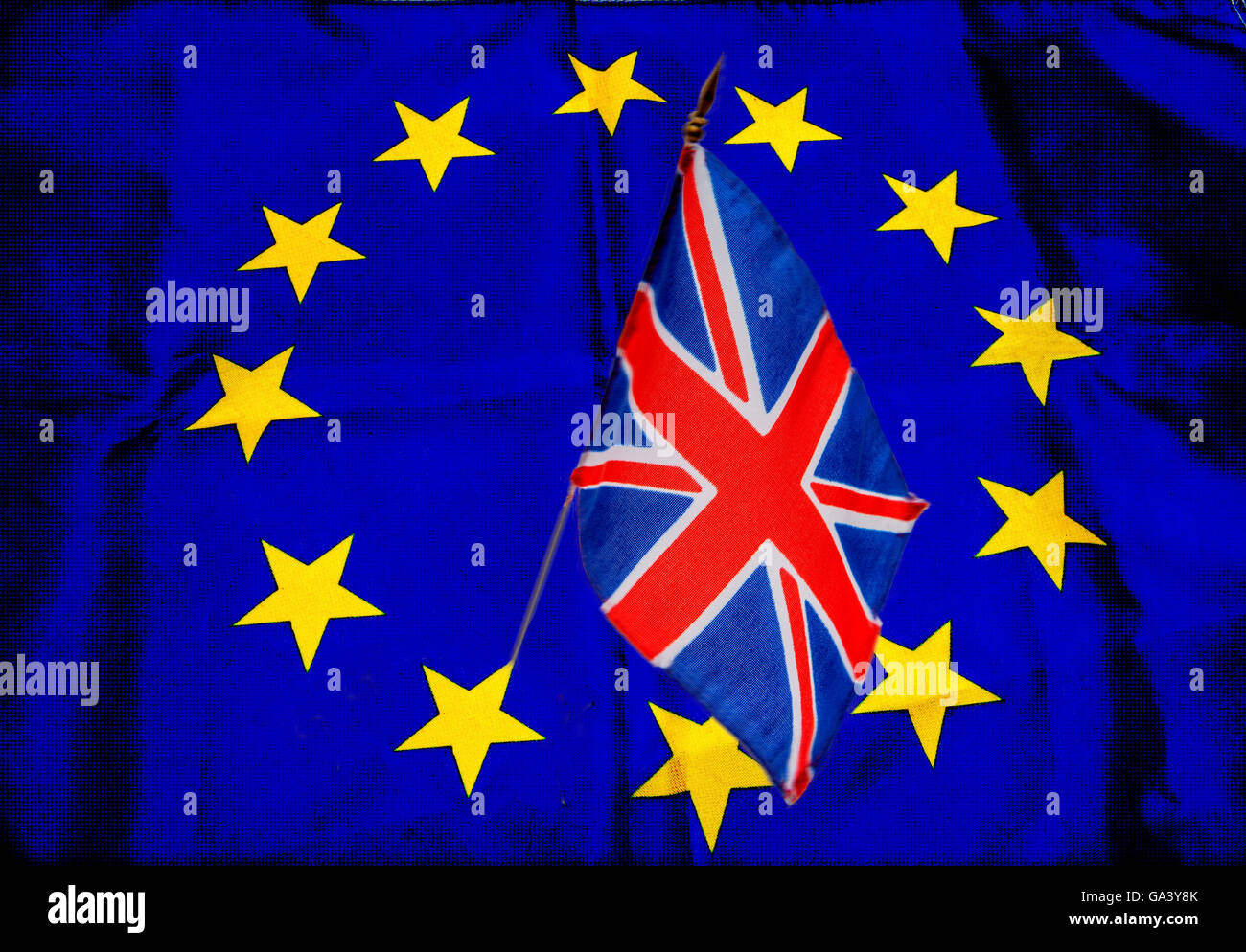 Austritt. Flaggen der Europäischen Union und Vereinigtes Königreich Stockfoto