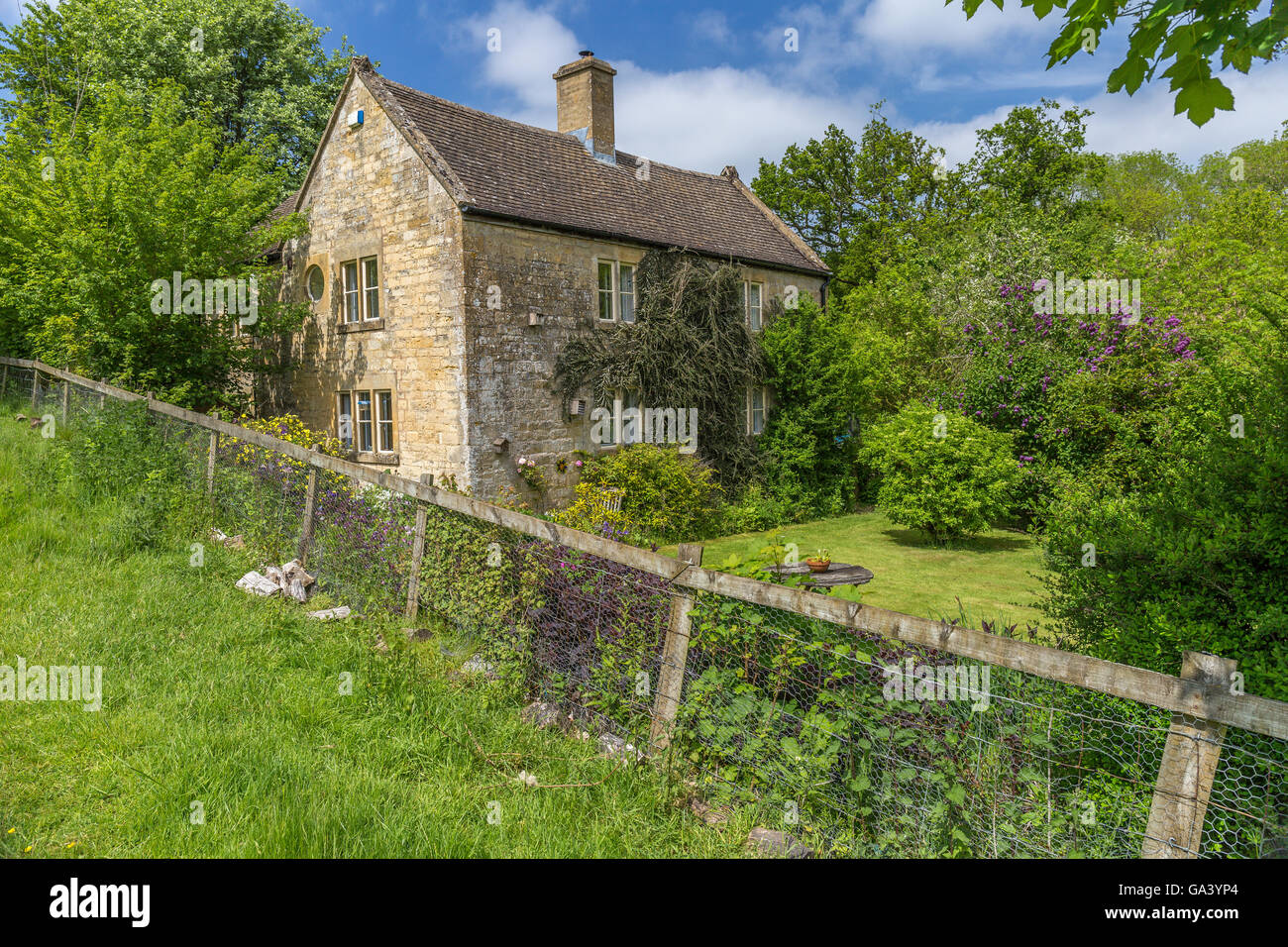 Kleines Häuschen und Garten in den Cotswolds Stockfoto