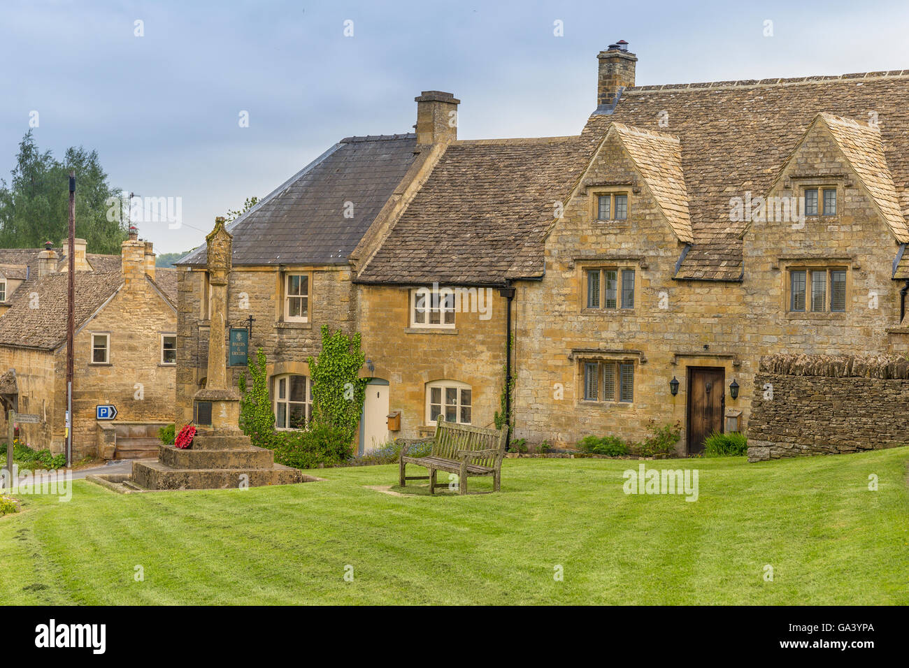Guiting Power Dorfanger und Kreuz Stockfoto