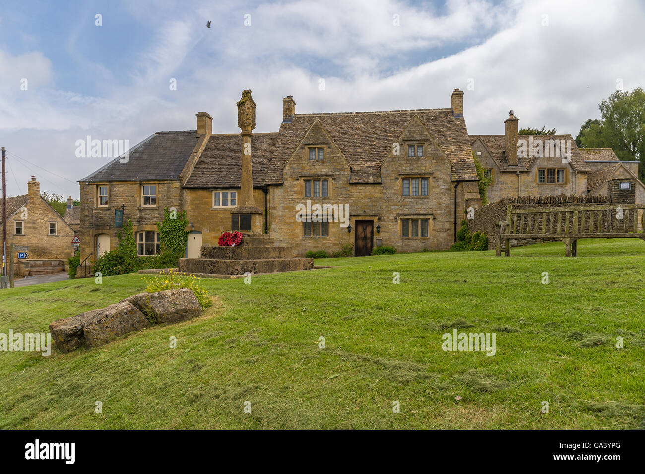 Guiting Power Dorfanger und Kreuz Stockfoto