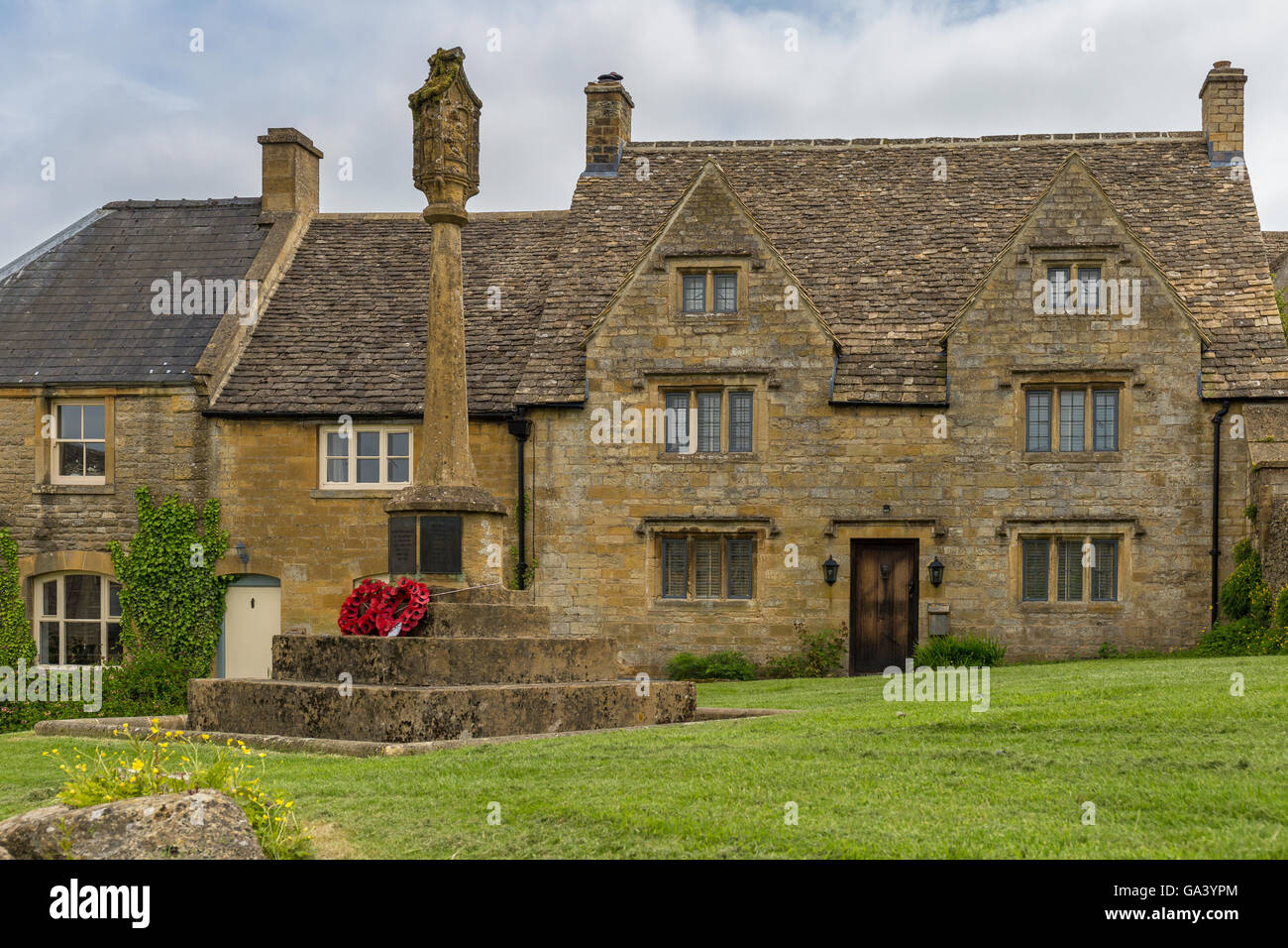 Guiting Power Dorfanger und Kreuz Stockfoto