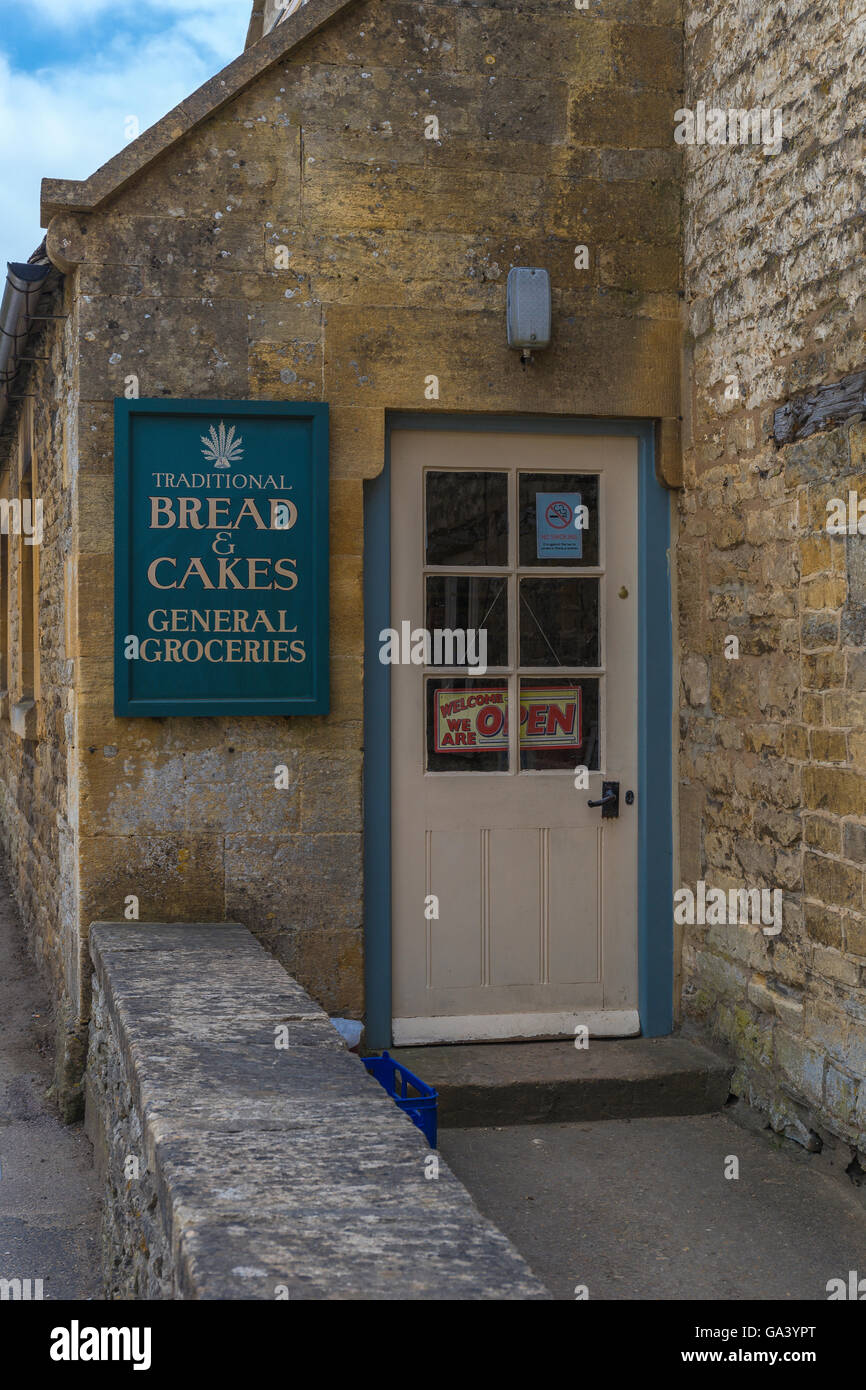 Eine traditionelle Gemischtwarenladen in den Cotswolds Stockfoto