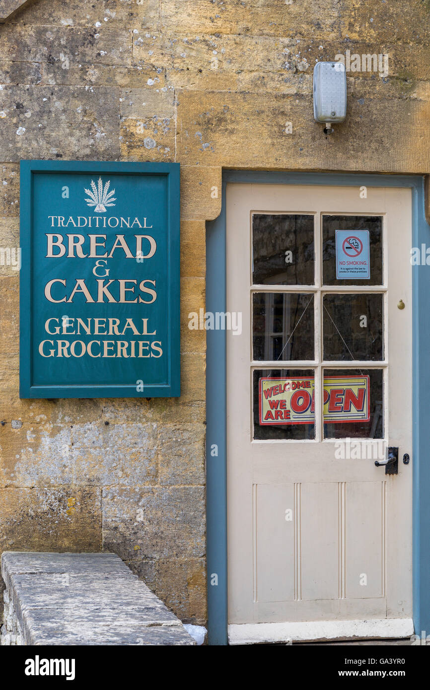 Eine traditionelle Gemischtwarenladen in den Cotswolds Stockfoto