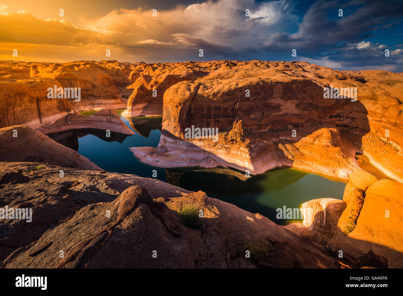 Weitwinkel-Reflexion Canyon bei Sonnenuntergang Lake Powell Utah Stockfoto