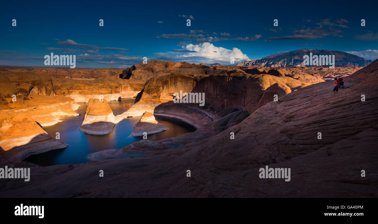 Backpacker auf einem steilen Sandstein Blick auf Reflexion Canyon Lake Powell Utah Stockfoto
