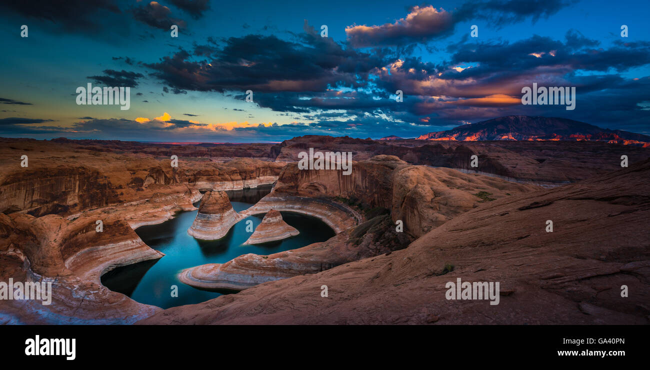 Reflexion-Canyon und Navajo Mountain nach Sonnenuntergang See Powell Utah Stockfoto