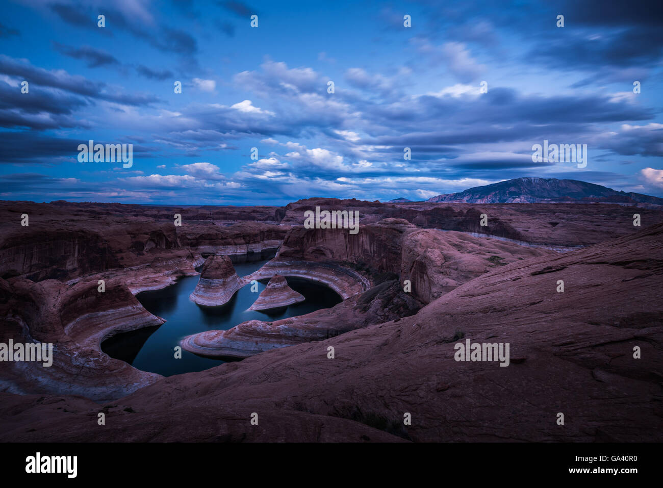 Reflexion Canyon Lake Powell Utah bewölkten Abendhimmel Stockfoto