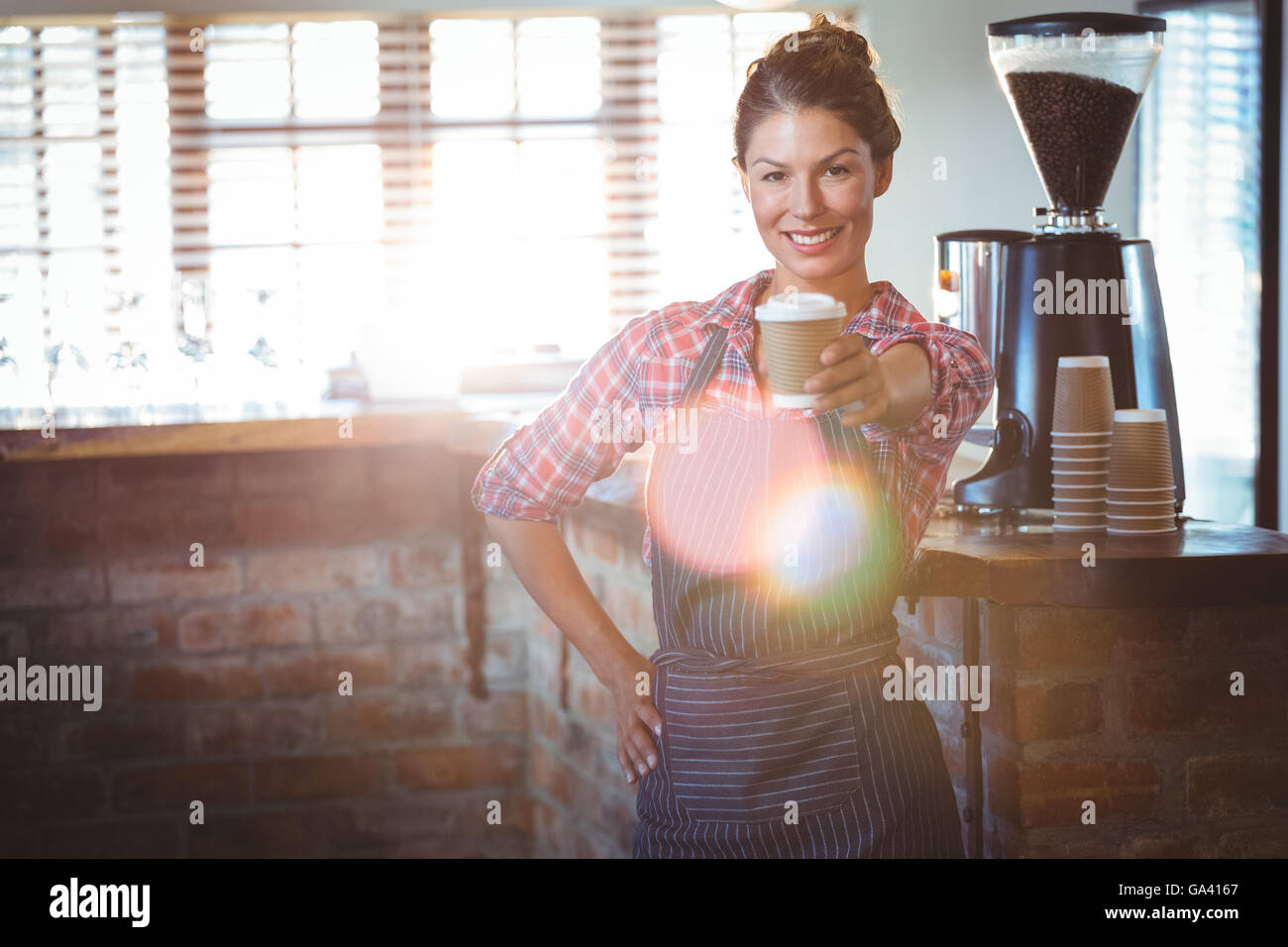 Kellnerin mit einer Tasse Kaffee Stockfoto