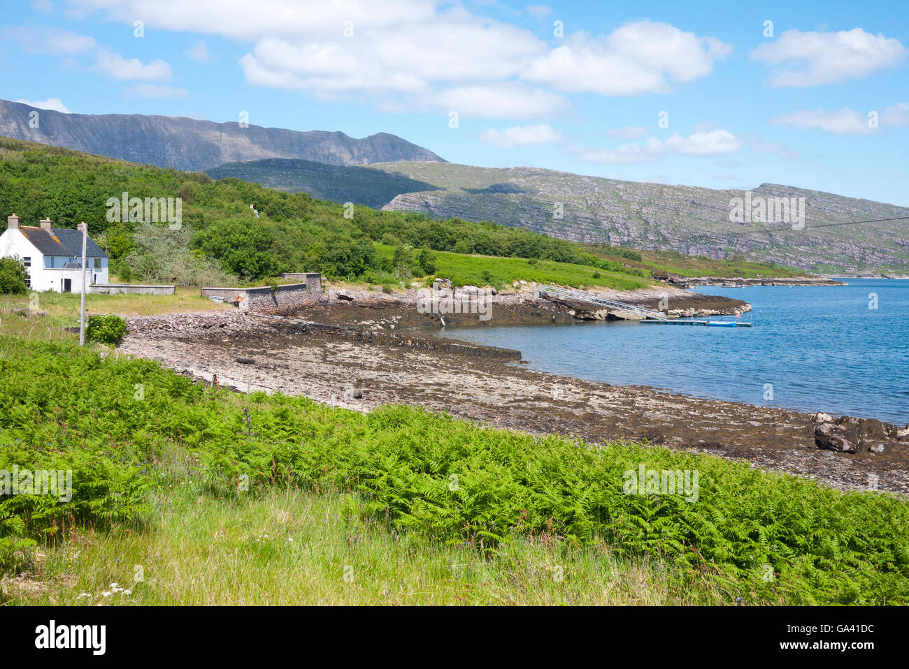 Menschenleere Crofts auf Isle Martin, Loch Canaird, Highlands, Schottland, Großbritannien Stockfoto