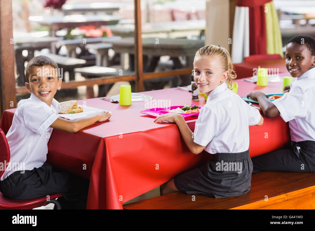 Kinder während der Pausen in der Cafeteria der Schule zu Mittag Stockfoto