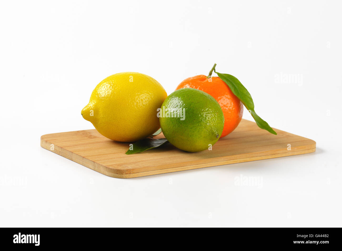 Zitrone, Limette und Mandarine auf Holzbrett Stockfoto