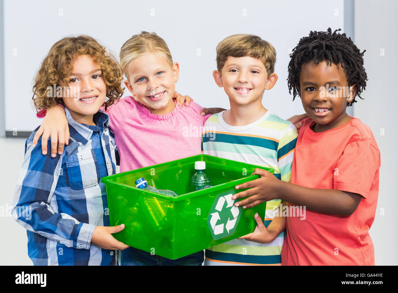 Kinder halten Recycling-Flasche in Kiste Stockfoto