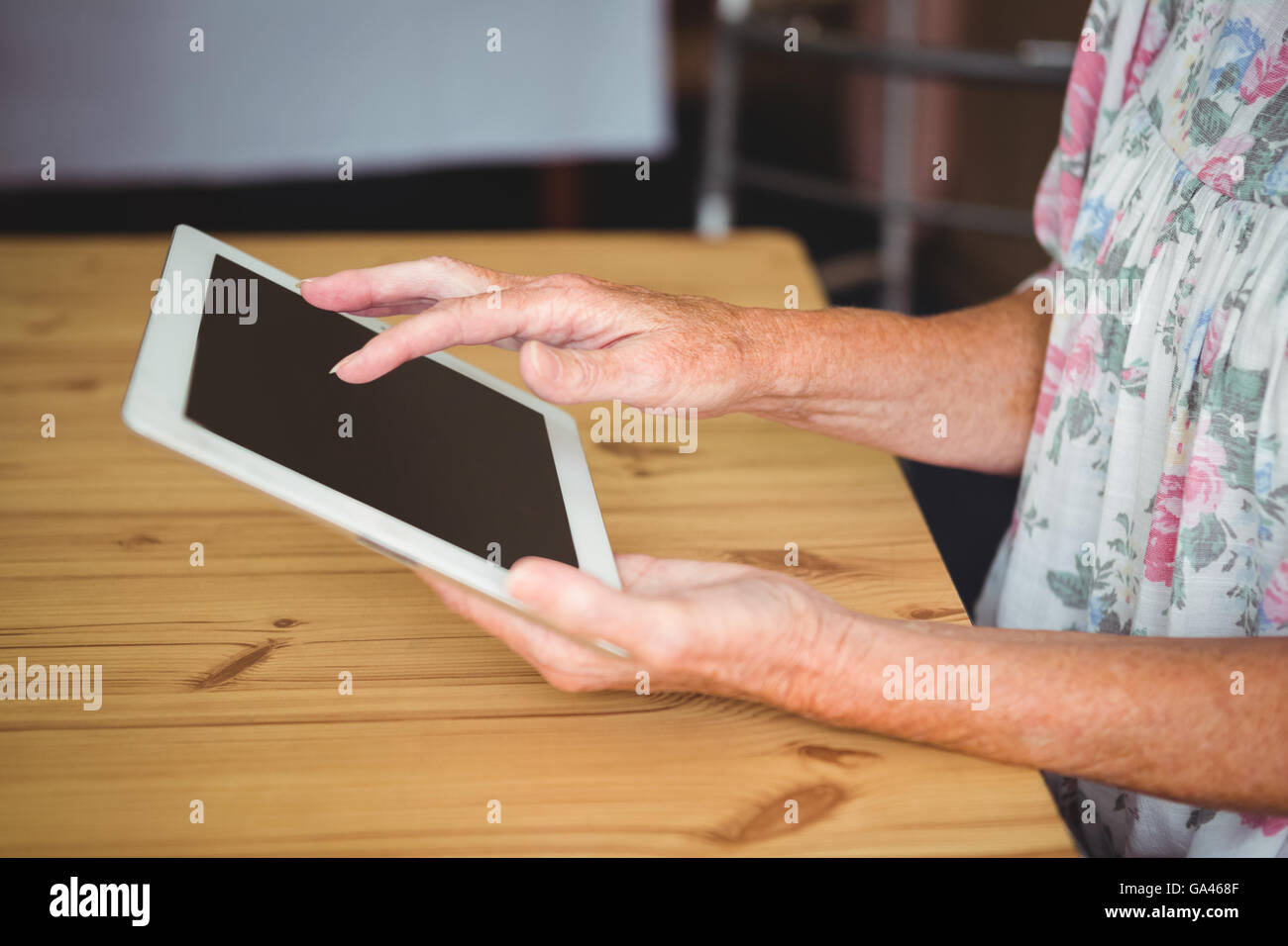 Alten Menschen berühren eine digitale-Tablette Stockfoto