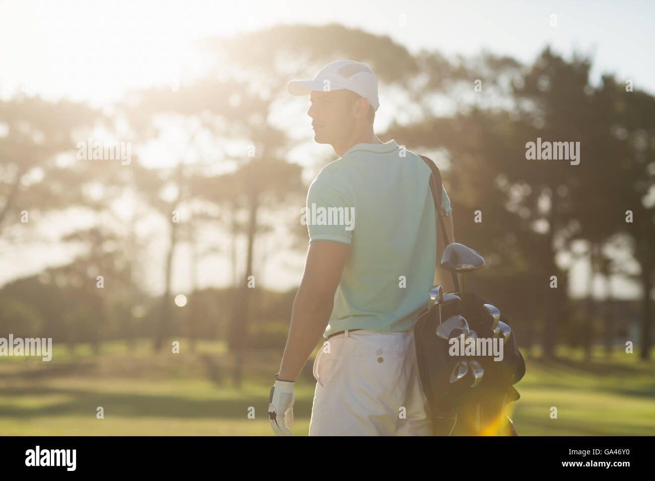 Rückansicht der Golfspieler Tragetasche auf Feld stehend Stockfoto