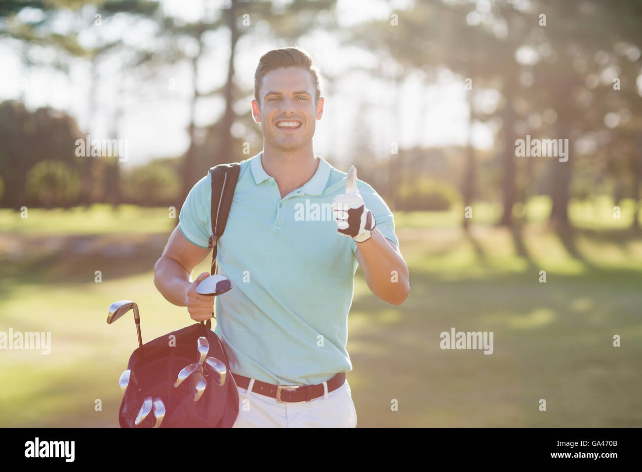 Porträt des Lächelns Golfer Mann Daumen auftauchen Stockfoto