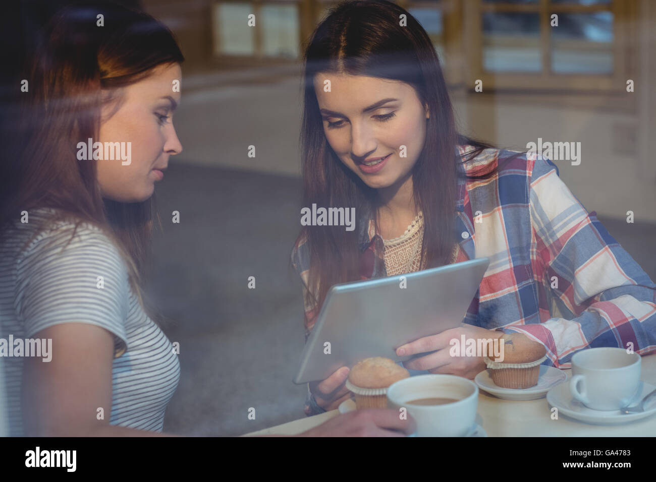 Glückliche Freunde mit Tablet-pc im Coffee shop Stockfoto