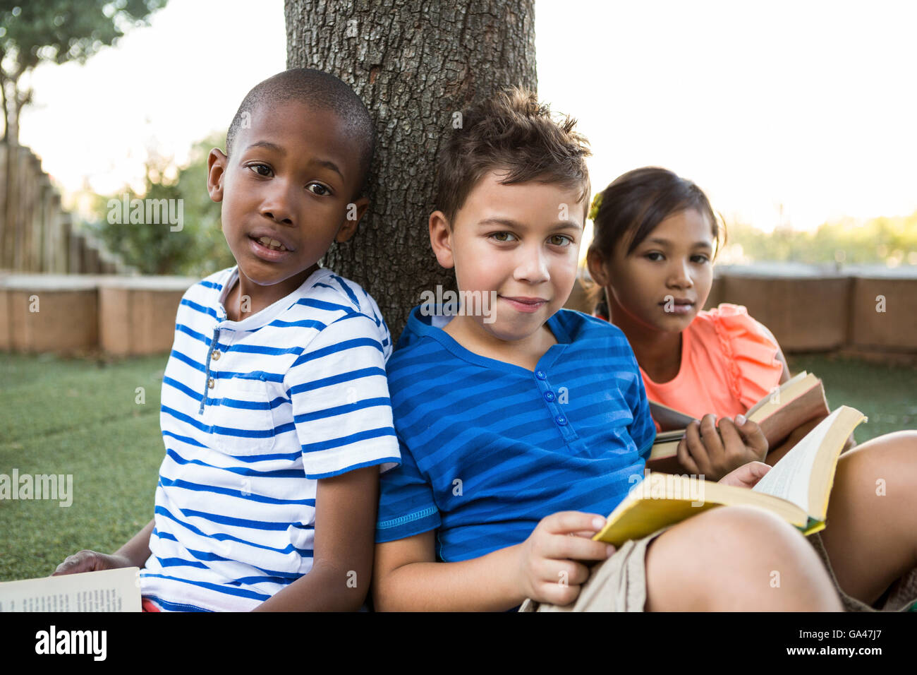 Porträt von Kindern Lesen von Büchern im park Stockfoto