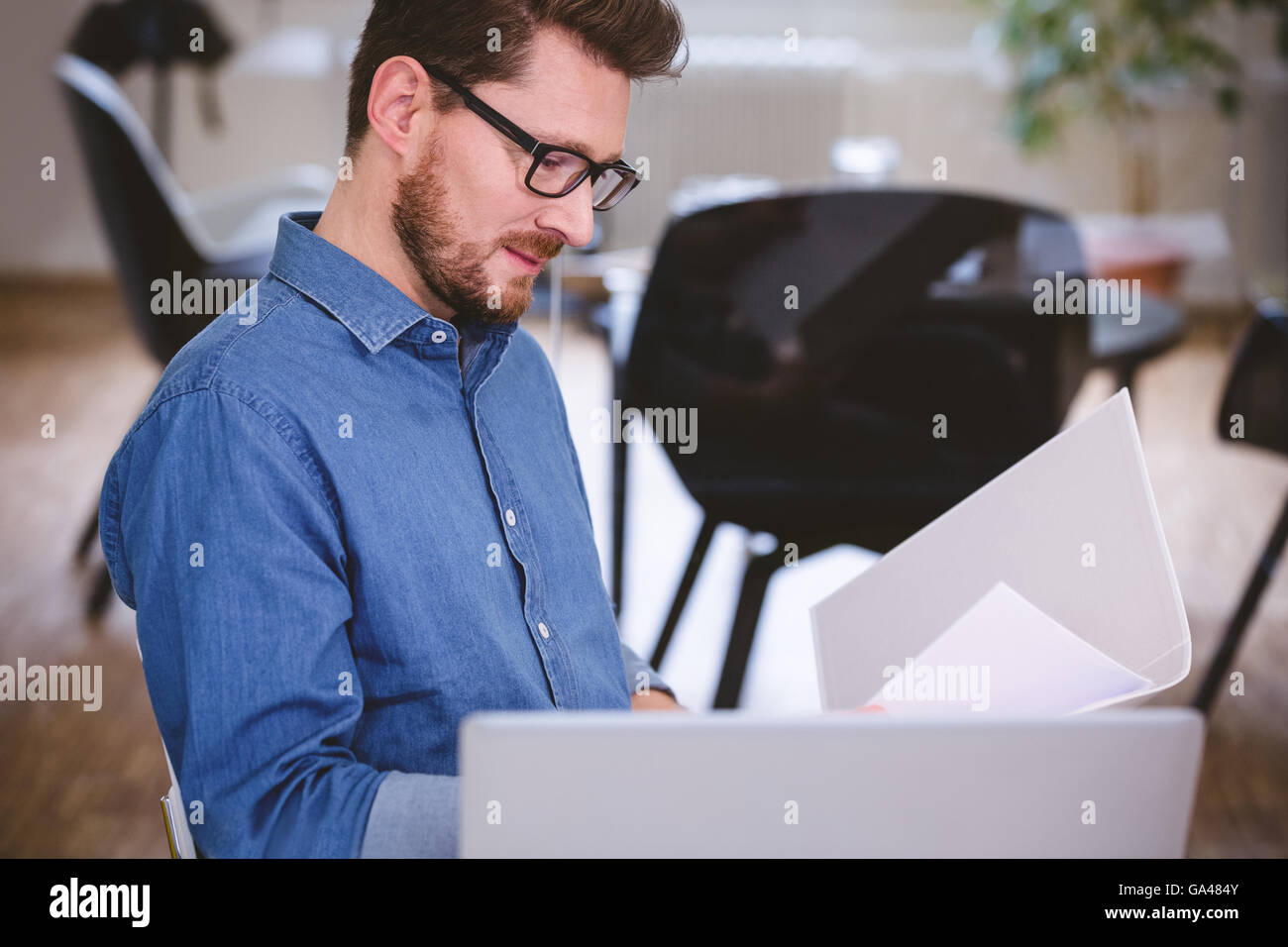 Exekutive verschiedenformatigen Kreativbüro lesen Stockfoto