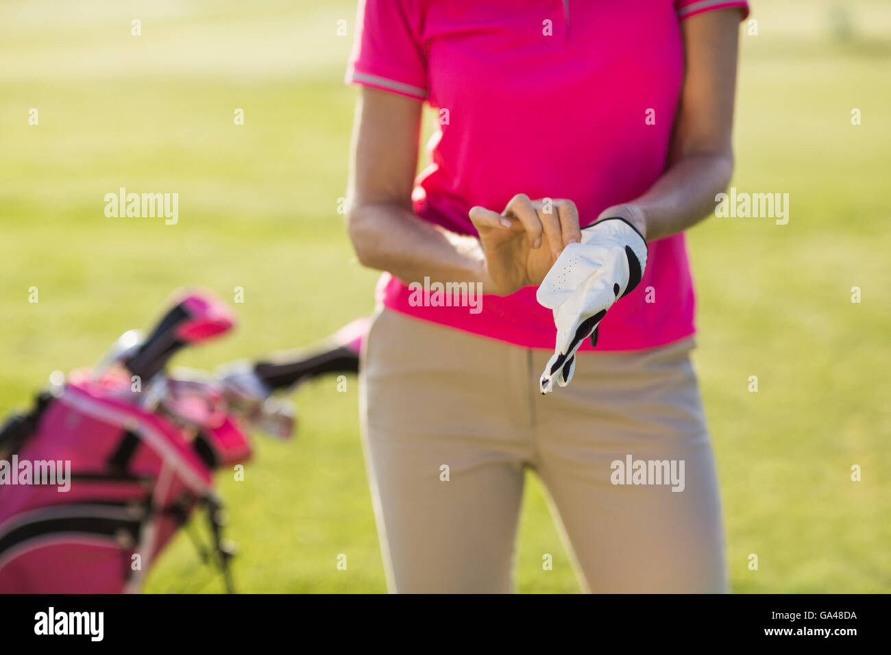 Mittelteil der Trägerin Golf Handschuh Stockfoto