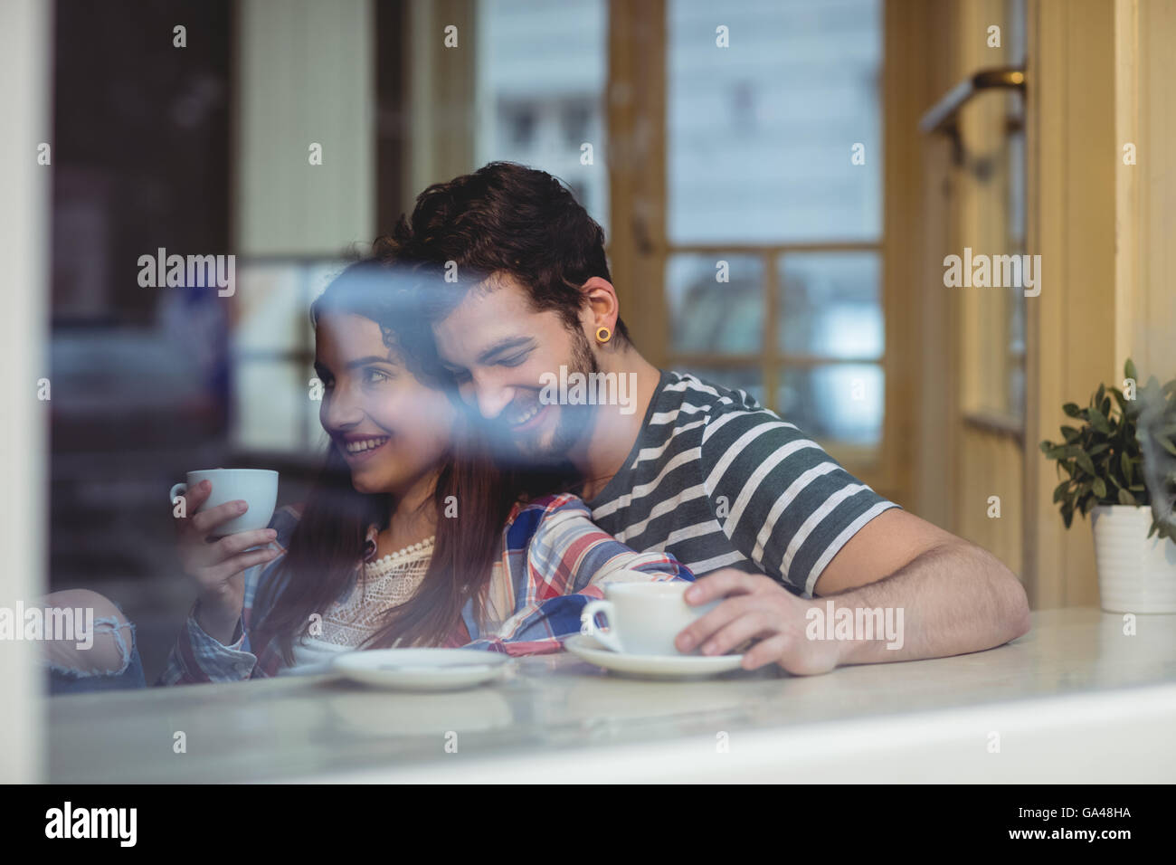 Glückliches Paar im Café kleben Stockfoto