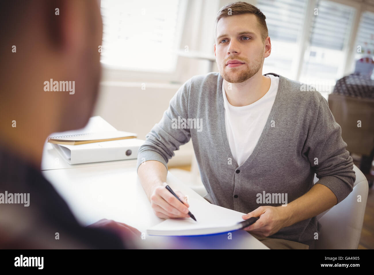 Junge Unternehmer halten Notebook im Büro Stockfoto