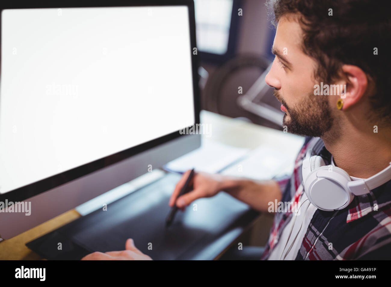 Grafik-Designer Blick auf Computer-Monitor während der Arbeit Stockfoto