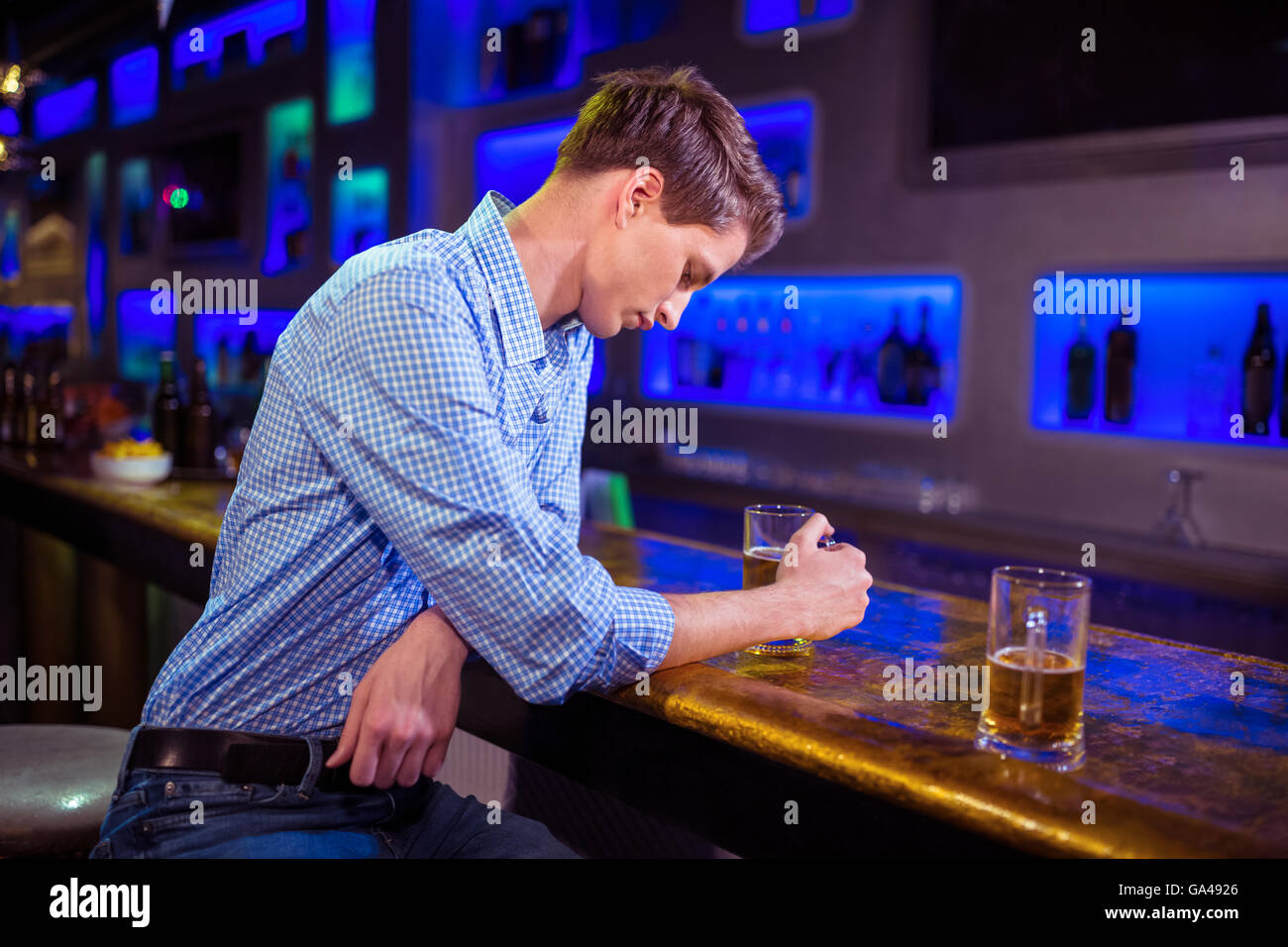 Trauriger Mann am Tresen Stockfoto