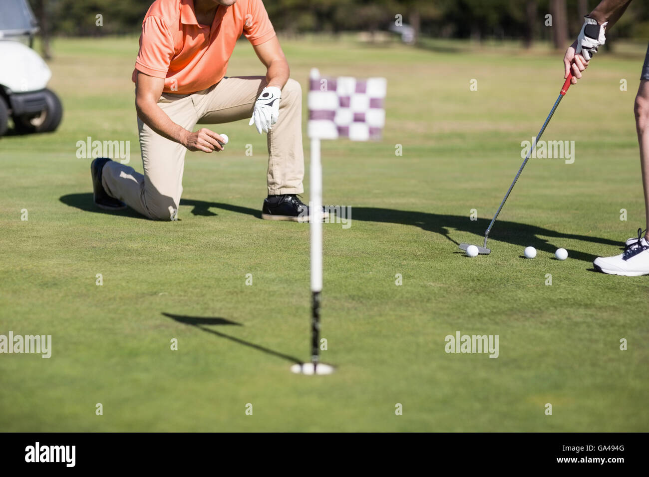 Bild der Frau spielt Golf abgeschnitten Stockfoto