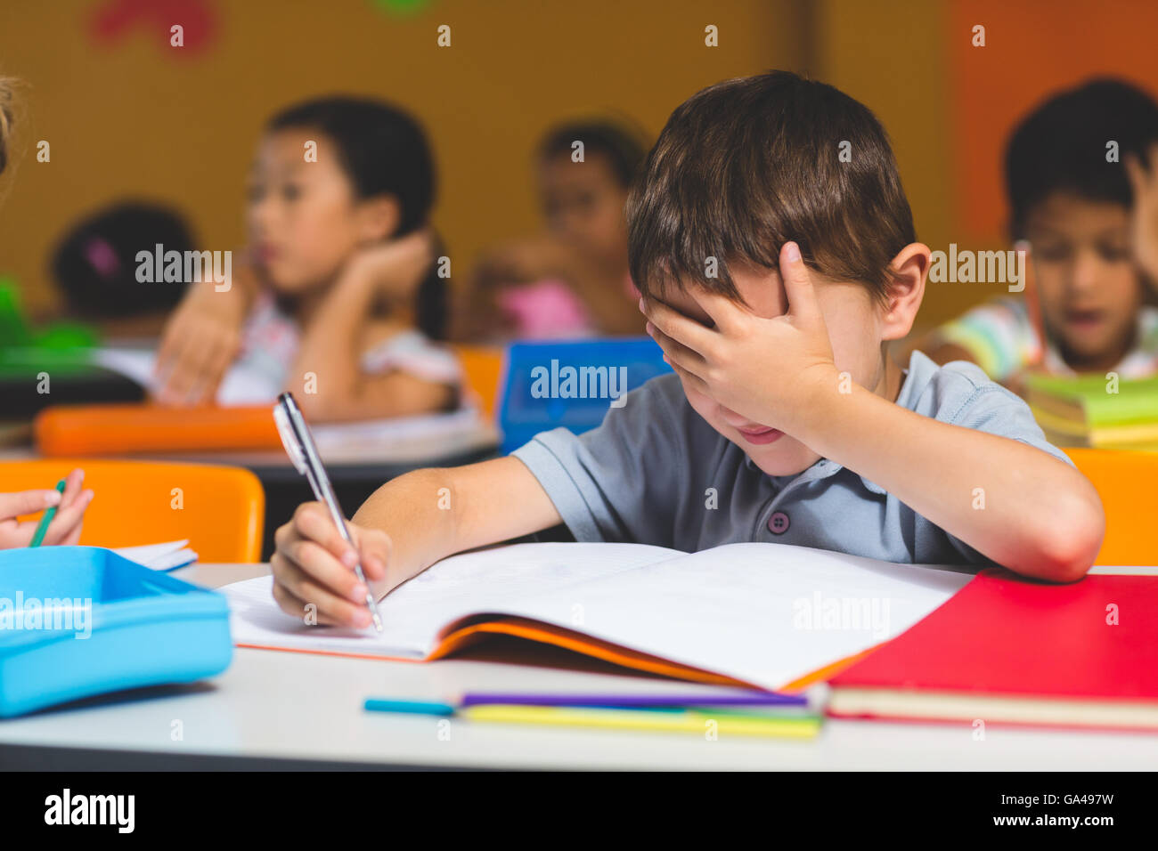 Junge mit Hand bedeckte Gesicht Stockfoto