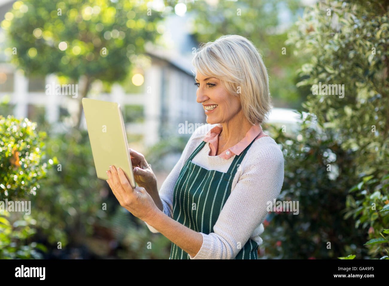 Mit digital-Tablette außerhalb Gewächshaus Gärtner Stockfoto