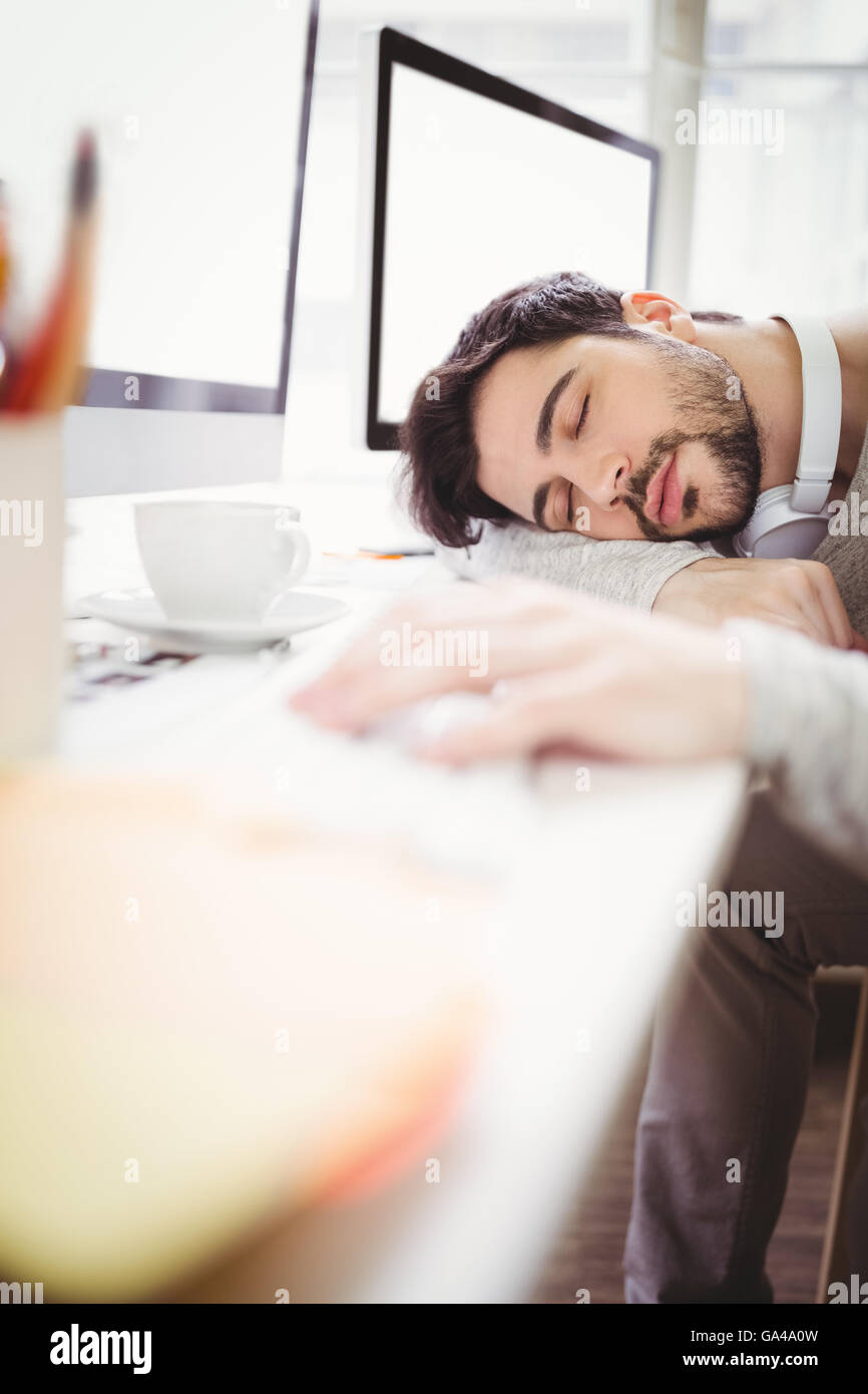 Junge müde Geschäftsmann Nickerchen im Büro Stockfoto