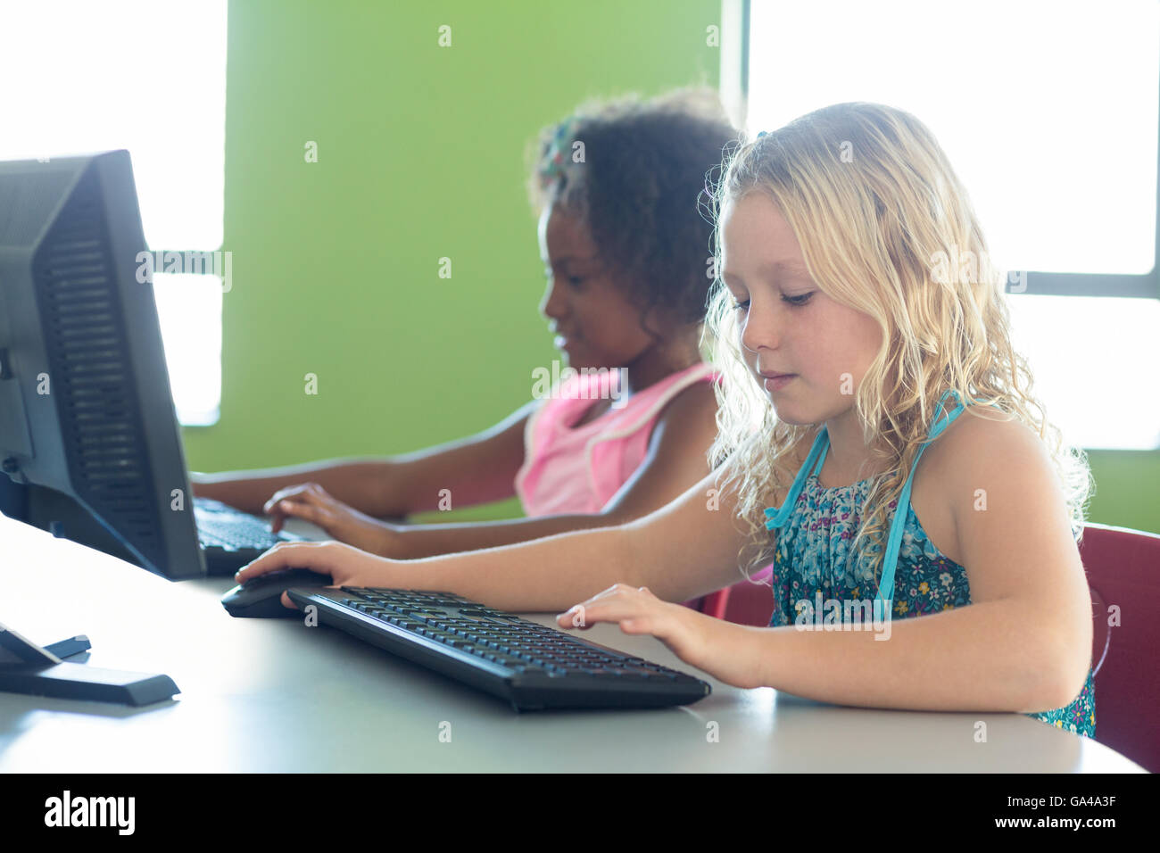 Mädchen mit dem Computer Stockfoto