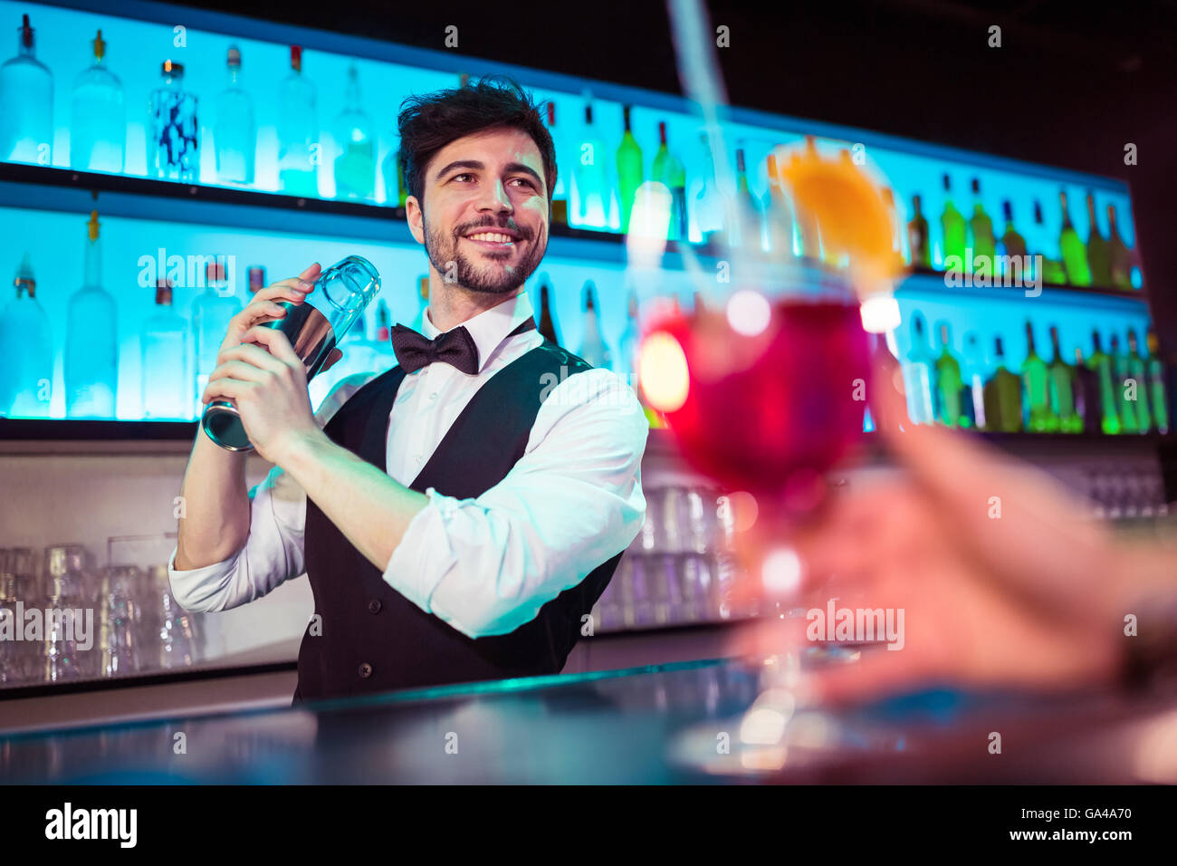 Vorbereitung für Kunden cocktail Barkeeper Stockfoto
