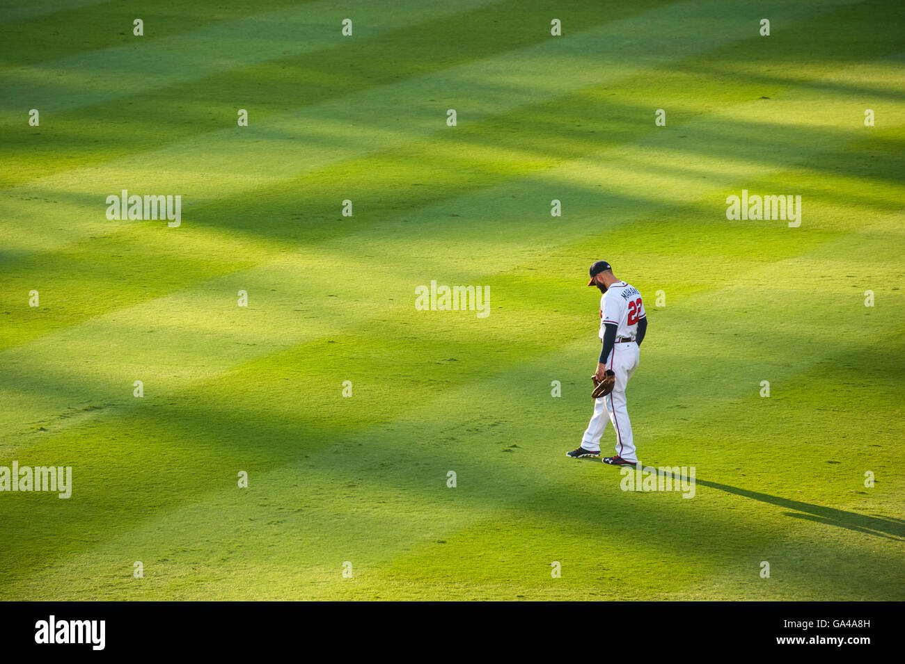 Atlanta Braves rechts-Fielder, Nick Markakis, stehend im Outfield, wenn die Sonne auf Atlanta, Georgia Turner Field untergeht. Stockfoto