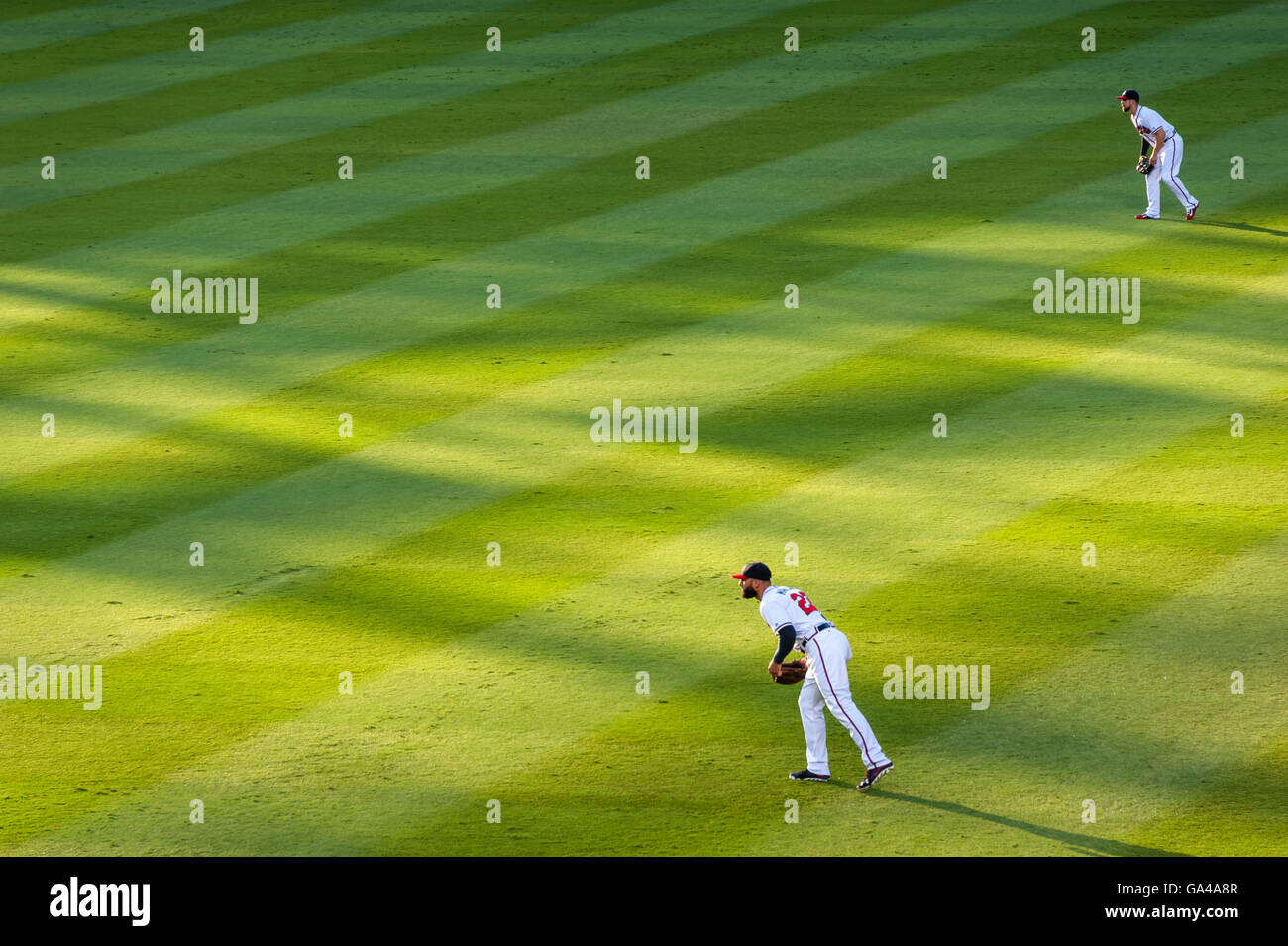 Atlanta Braves Feldspieler bereit für Aktion während einer Sommer-Abend-Spiel nach Sonnenuntergang im Turner Field in Atlanta, Georgia. Stockfoto