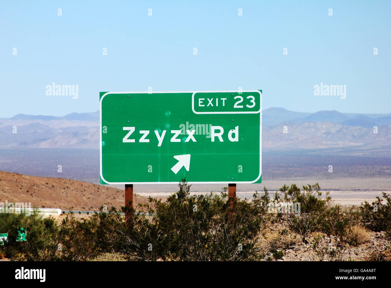 Zzyzx ist das letzte Wort im Wörterbuch und eine Straße in der kalifornischen Wüste. Stockfoto