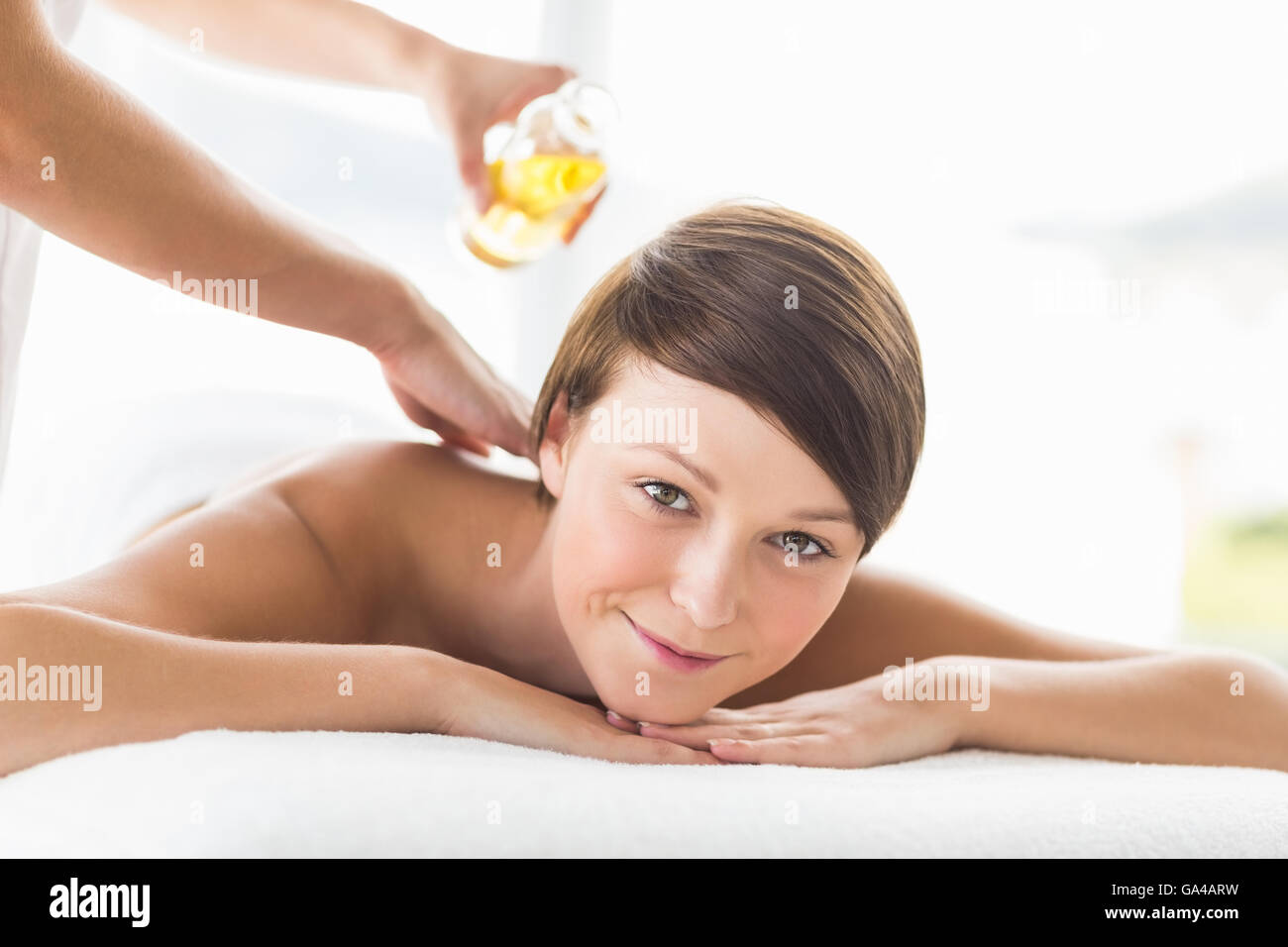 Porträt der Frau empfangende Öl massage-Behandlung Stockfoto