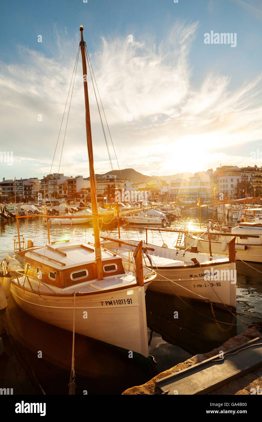 Sonnenuntergang über Boote in den Hafen Puerto Pollensa (Pollenca), Mallorca (Mallorca), Balearische Inseln, Europa Stockfoto