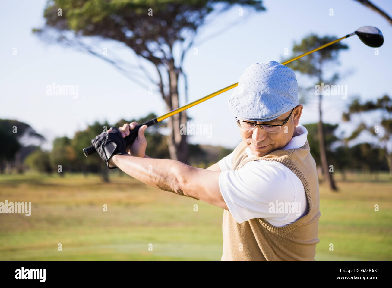 Halbe Länge des Sportlers Golf spielen Stockfoto